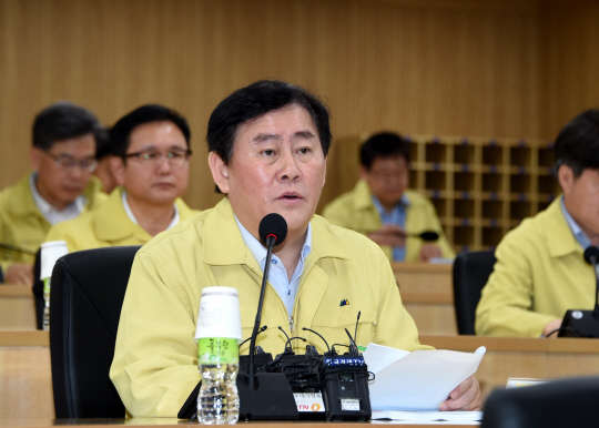 최경환 총리대행은 10일 정부세종청사에서 열린 경제관계장관회의에서 "메르스 자가격리자에게 소득과 관계업이 긴급생계지원을 하겠다"며 "피해 업종과 지역을 위해서는 4000억원 이상의 자금 패키지를 동원하겠다"고 밝혔다.(사진=기재부)
